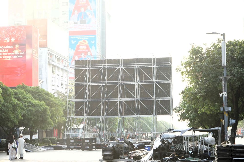 He thong 6 man hinh LED bo tri doc truc duong Nguyen Hue da san sang, hua hen bien noi day thanh “chao lua” soi dong nhat TPHCM dem nay. Ảnh: Thai Bao