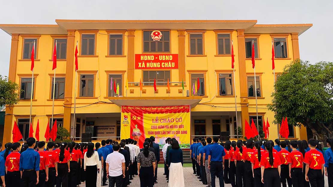 Xa Hung Chau (Nghe An) to chuc le chao co chao mung Dai hoi toan quoc lan thu XIV cua Dang. Anh: Ngoc Anh.