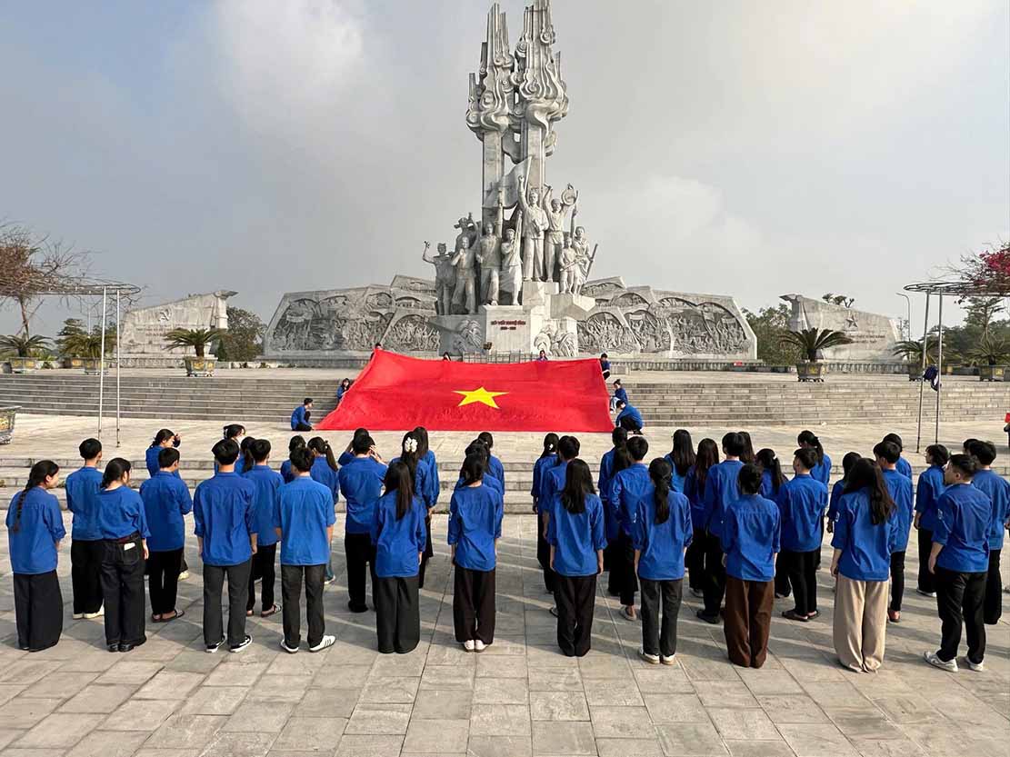 Doan vien thanh nien Nghe An to chuc le chao co chao mung Dai hoi toan quoc lan thu XIV cua Dang. Anh: Ngoc Anh