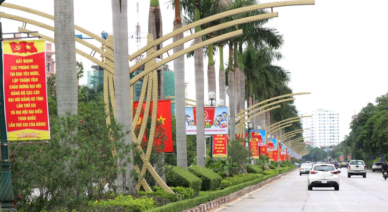 The brilliant atmosphere of flags and flowers in Nghe An during the days towards the 14th National Party Congress. Photo: Ngoc Anh