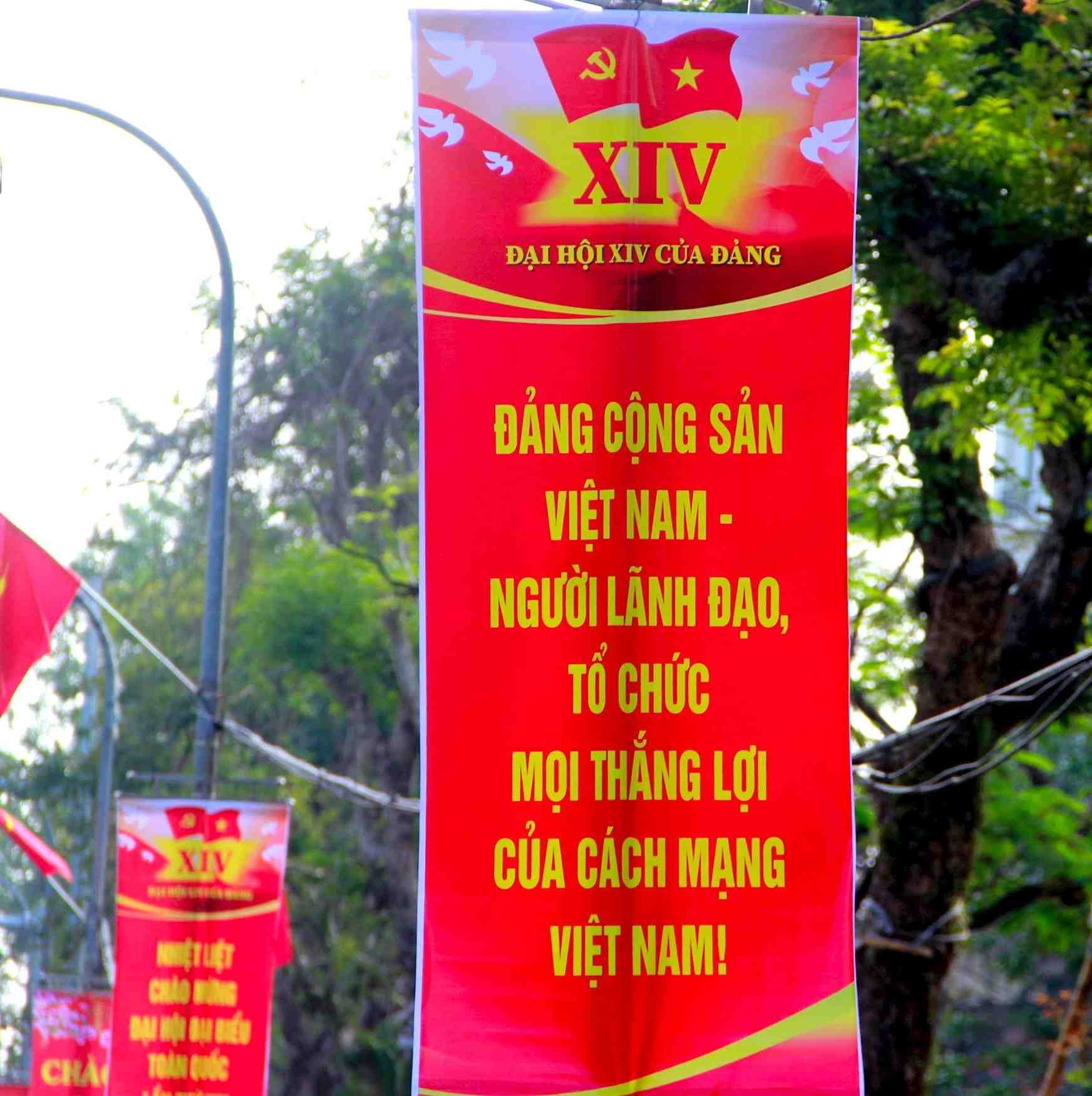 He thong pano, ap phich tren cac tuyen pho o Nghe An tao diem nhan trong khong khi huong ve Dai hoi dai bieu toan quoc lan thu XIV cua Dang. Anh: Ngoc Anh