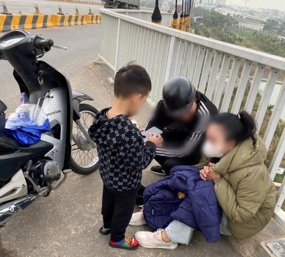 Hong Bang Ward Police promptly prevented Ms. N.'s suicidal intention. Photo: Hai Phong City Police