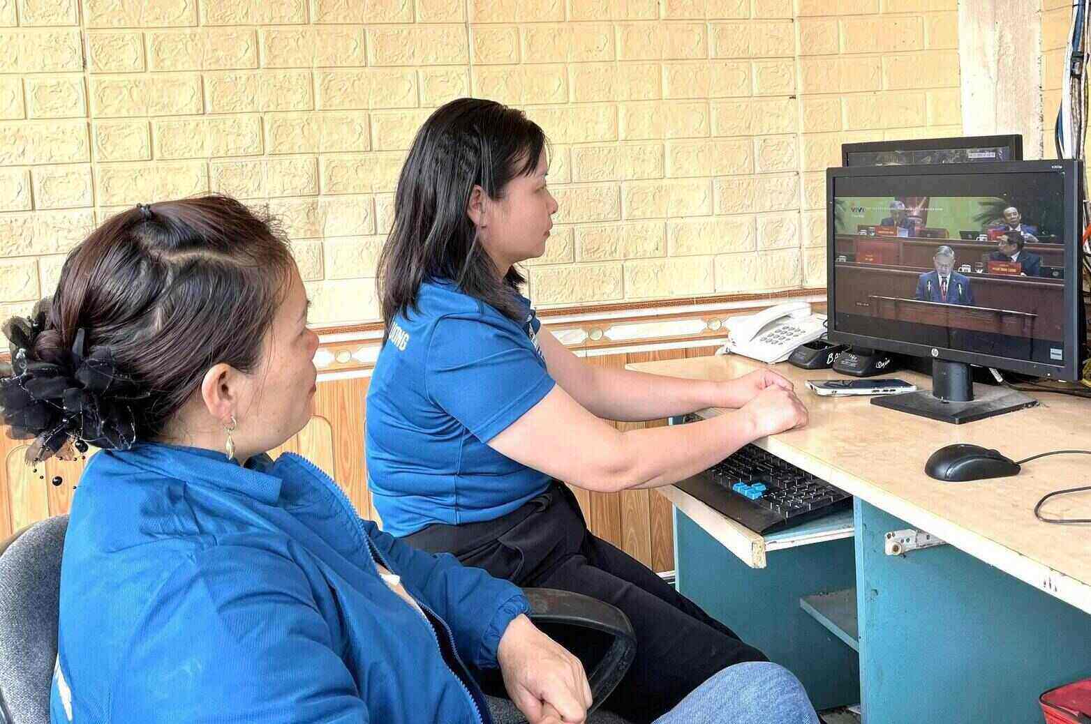 Can bo nhan vien Vuon Quoc gia Cuc Phuong theo doi dien bien phien khai mac Dai hoi XIV cua Dang. Anh: Nguyen Truong