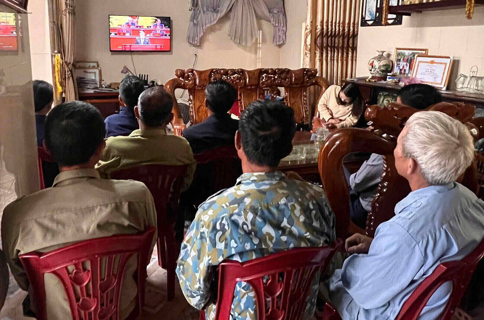 Nguoi dan xa Thinh Long, tinh Ninh Binh theo doi le khai mac Dai hoi XIV cua Dang qua man hinh tivi. Anh: Nguyen Truong