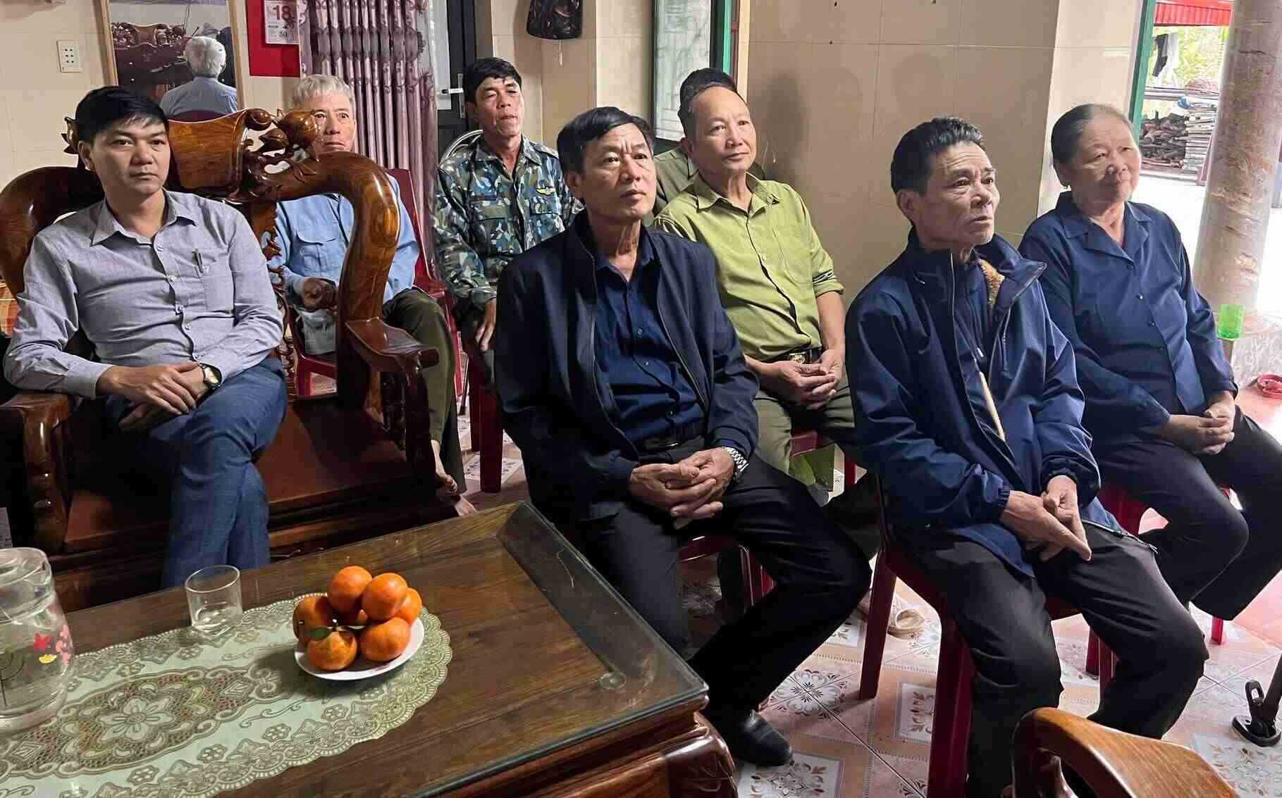 People in Ninh Binh excitedly watched the solemn opening session of the 14th Party Congress. Photo: Nguyen Truong
