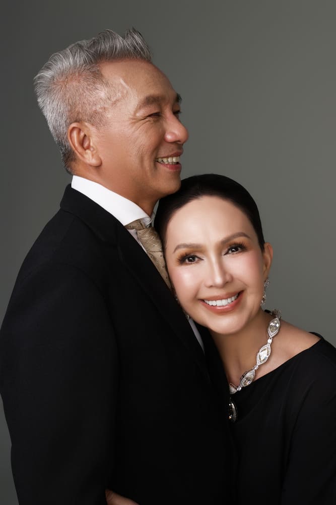 Doanh nhan Ha Ton Duc dien vest sang trong, lich lam. Diem My chon nhung thiet ke thoi thuong cua NTK Do Manh Cuong, phoi trang suc dong dieu. Trong nhung dip dac biet nay, hai vo chong nu dien vien danh thoi gian ben nhau, on lai nhung ky niem. Co nam ho se to chuc tiec than mat, co su gop mat cua nhung nguoi than, ban be than. Anh: Milor Tran