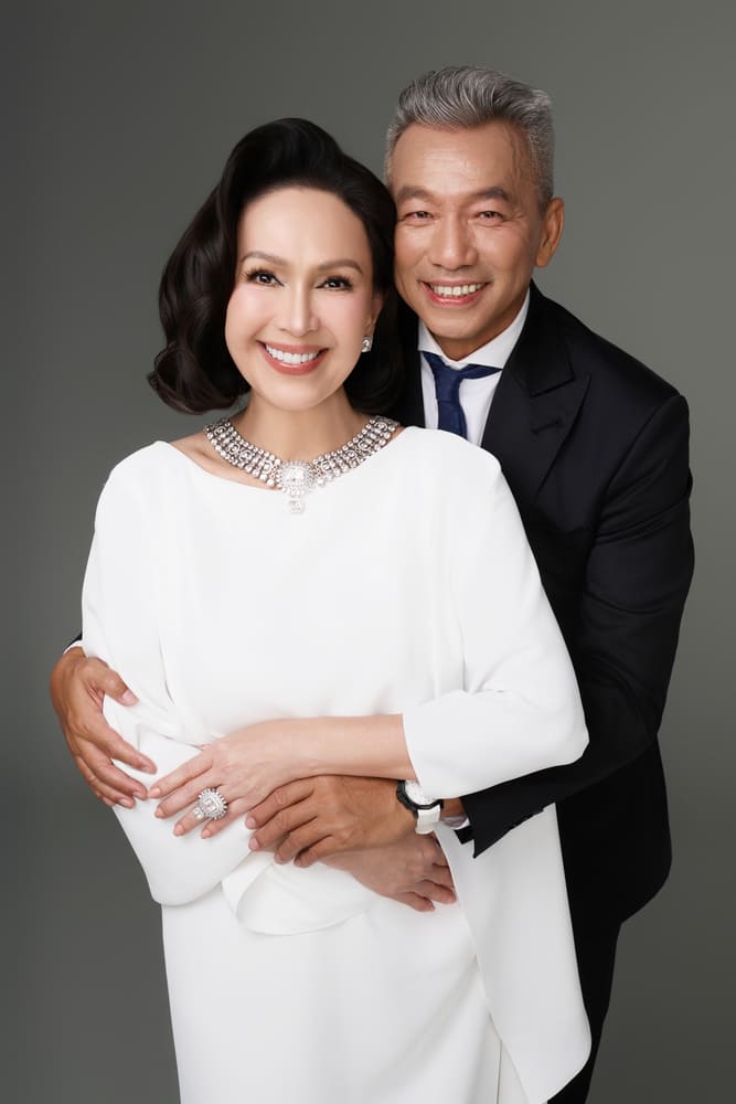 Ky niem 32 nam ben nhau, Diem My va ong xa thuc hien loat anh ky niem voi phong cach toi gian, sang trong voi gam mau trang, den lam chu dao.