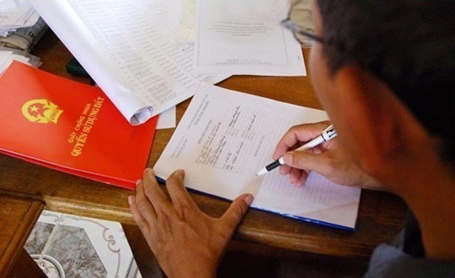 Red book issuance procedures are of interest to people. Photo: Nguyen Phong