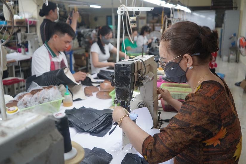 Many union members of Nhat Hung Garment Co., Ltd. are receiving loan packages. Photo: Mai Dung