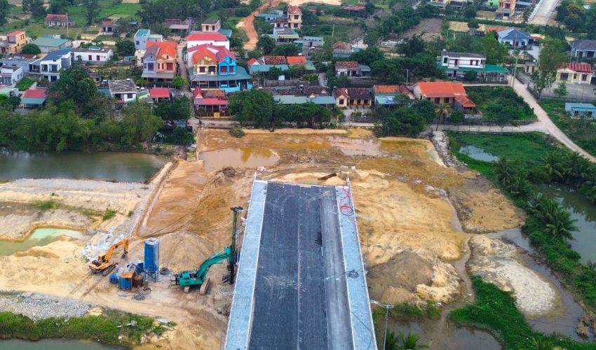 Du an cau Nhat Le 3 dang bi “nghen” vi vuong 13 ho dan chua thong nhat phuong an boi thuong, ho tro va bo tri tai dinh cu. Anh: Thanh Trung