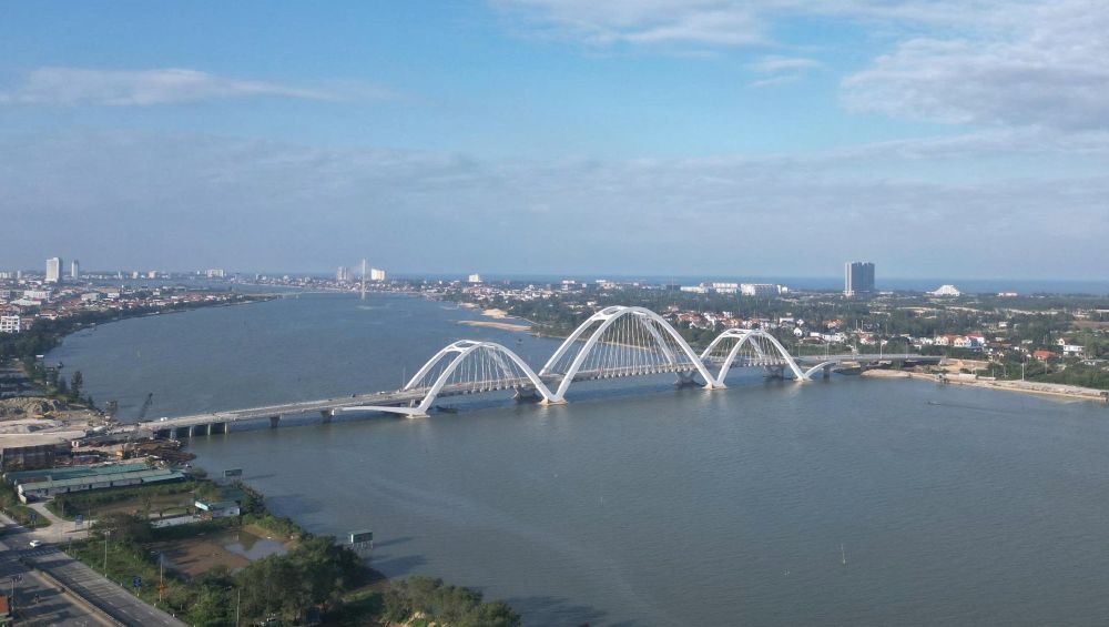 L'achevement du pont Nhat Le 3 contribuera a achever les infrastructures urbaines, a relier les deux rives de la riviere Nhat Le, tout en ouvrant un nouvel espace de developpement pour la ville touristique balneaire. Photo: Cong Sang