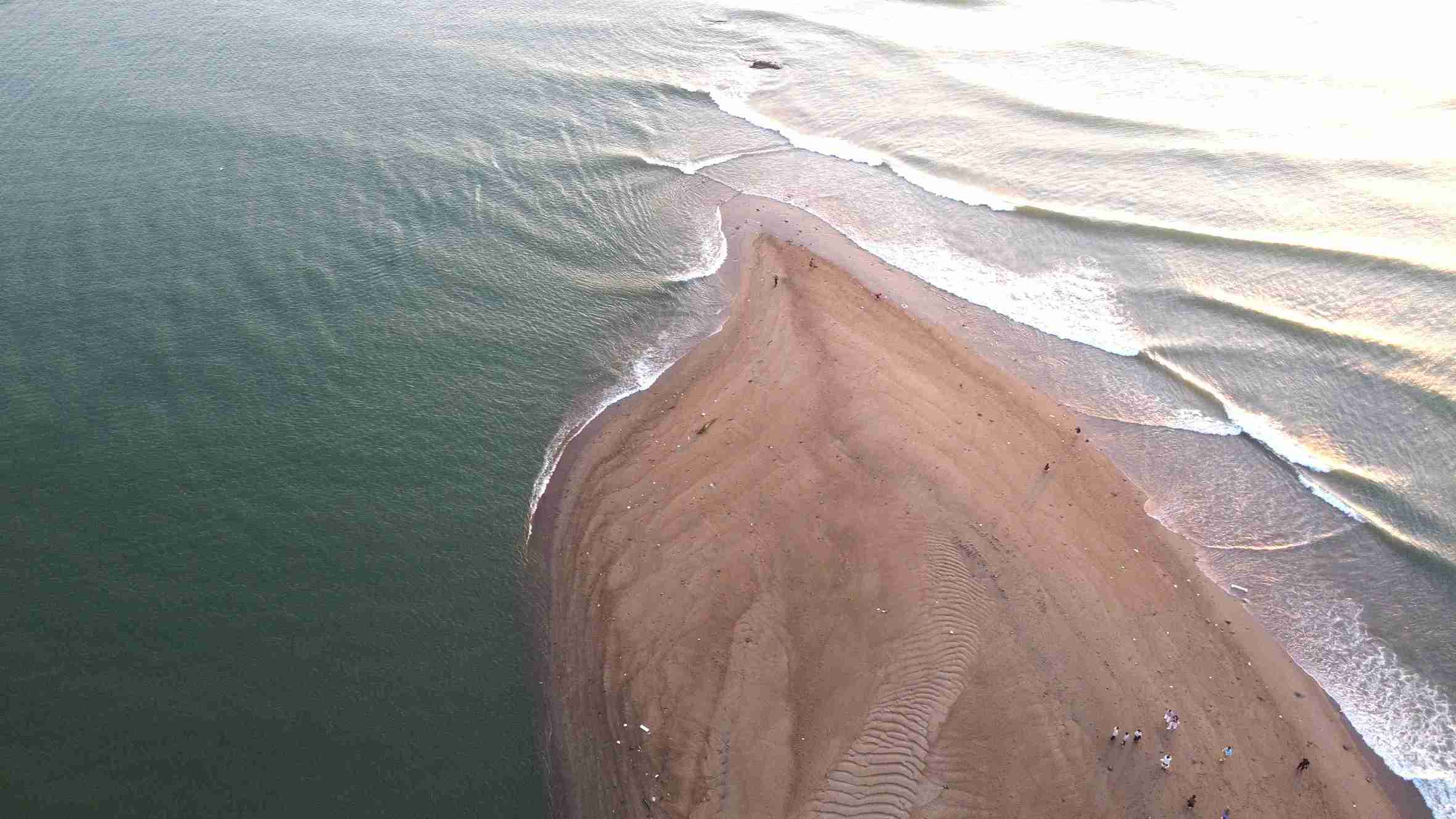 Nhin tu tren cao, dai cat nay co hinh dang giong mot con ca heo khong lo dang huong ra bien