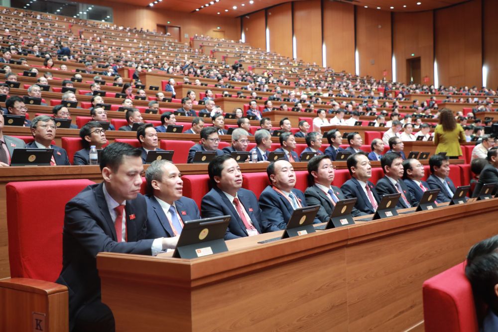 Chu de cua Dai hoi XIV cua Dang la: “Duoi la co ve vang cua Dang, chung suc, dong long quyet tam thuc hien thang loi cac muc tieu phat trien dat nuoc den nam 2030; tu cuong, tu tin, tien manh trong ky nguyen vuon minh cua dan toc, vi hoa binh, doc lap, dan chu, giau manh, phon vinh, van minh, hanh phuc, vung buoc di len chu nghia xa hoi”. Anh: Tran Vuong