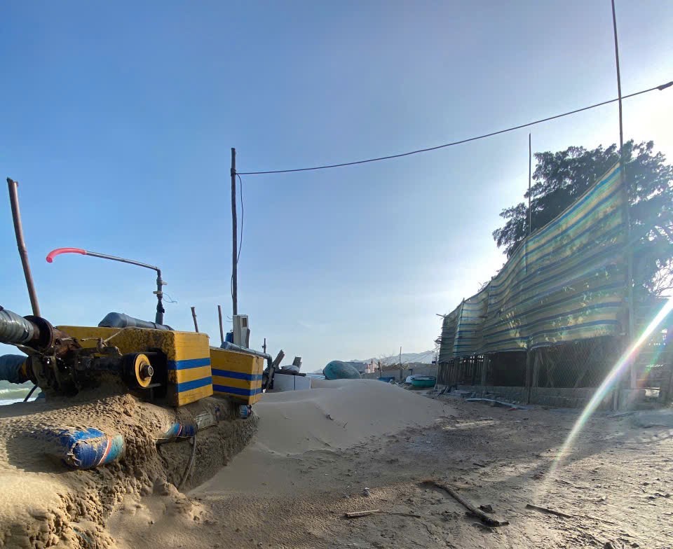 Cát biển lấp kín đường ven bờ kè ở xã Phước Dinh thuộc tỉnh Khánh Hòa. Ảnh: Quốc Tý