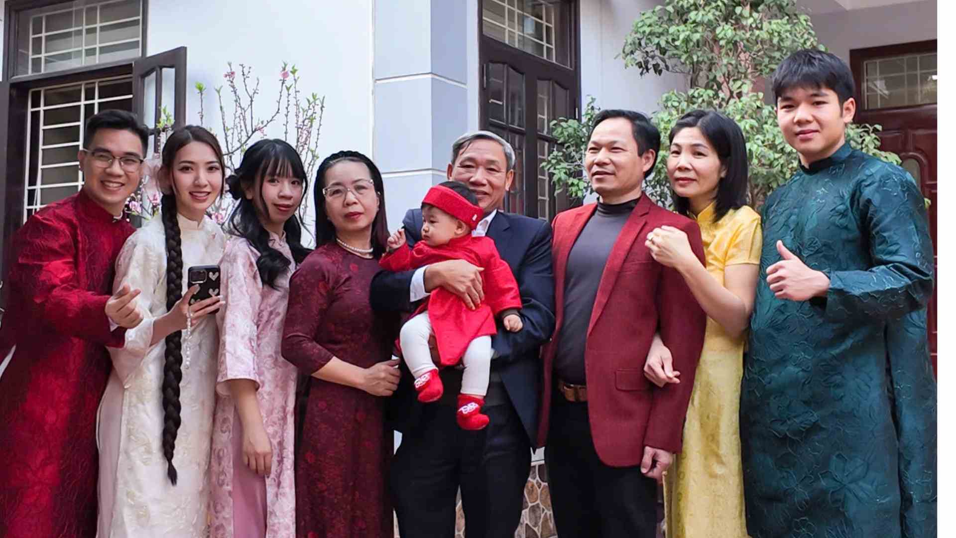 Living together for many generations, the family of four giants on the streets of Hanoi received a "rain" of praise. Photo: NVCC