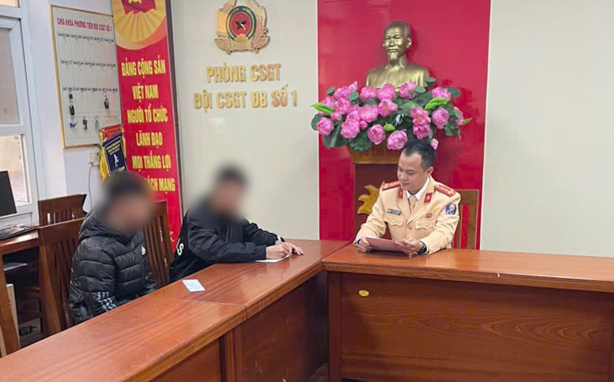 Đội CSGT số 1, Phòng CSGT Công an tỉnh Quảng Ninh làm việc với hai thanh thiếu niên. Ảnh: Diệu Hoàng