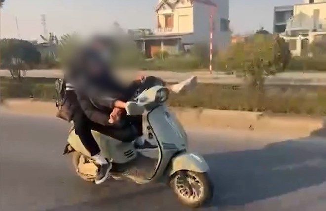 Điều khiển xe bằng chân, 2 thanh thiếu niên ở Quảng Ninh bị tịch thu phương tiện