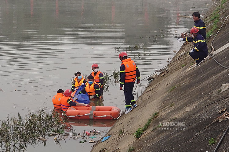 Fire and Rescue forces salvage victims' bodies. Photo: Quang Dat