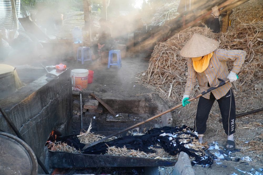 Nguoi dan o lang mat mia Lam Thanh tat bat voi cac cong viec ngay cuoi nam. Anh: Quach Du