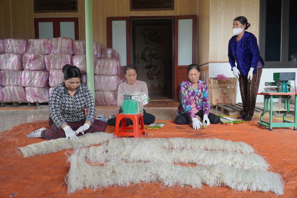 Lang nghe mien gao Thang Long (xa Thang Binh, tinh Thanh Hoa) hoi ha vao Tet. Anh: Quach Du