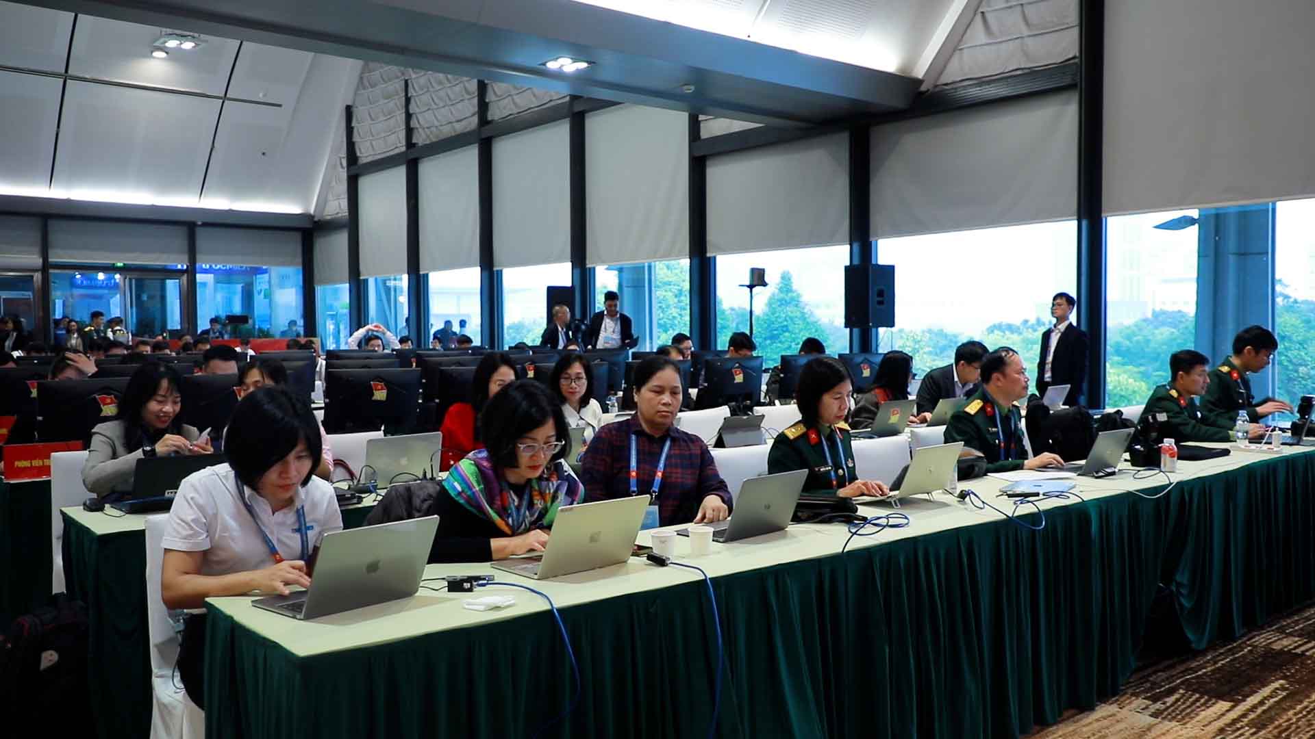 Reporters and journalists joyfully work at the 14th National Congress of Delegates