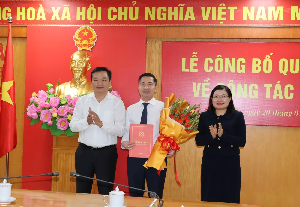 Vice Chairmen of Ha Tinh Provincial People's Committee Ho Huy Thanh and Nguyen Thi Nguyet awarded appointment decisions and presented flowers to congratulate Mr. Tran Nguyen Tho. Photo: hatinh.gov.vn
