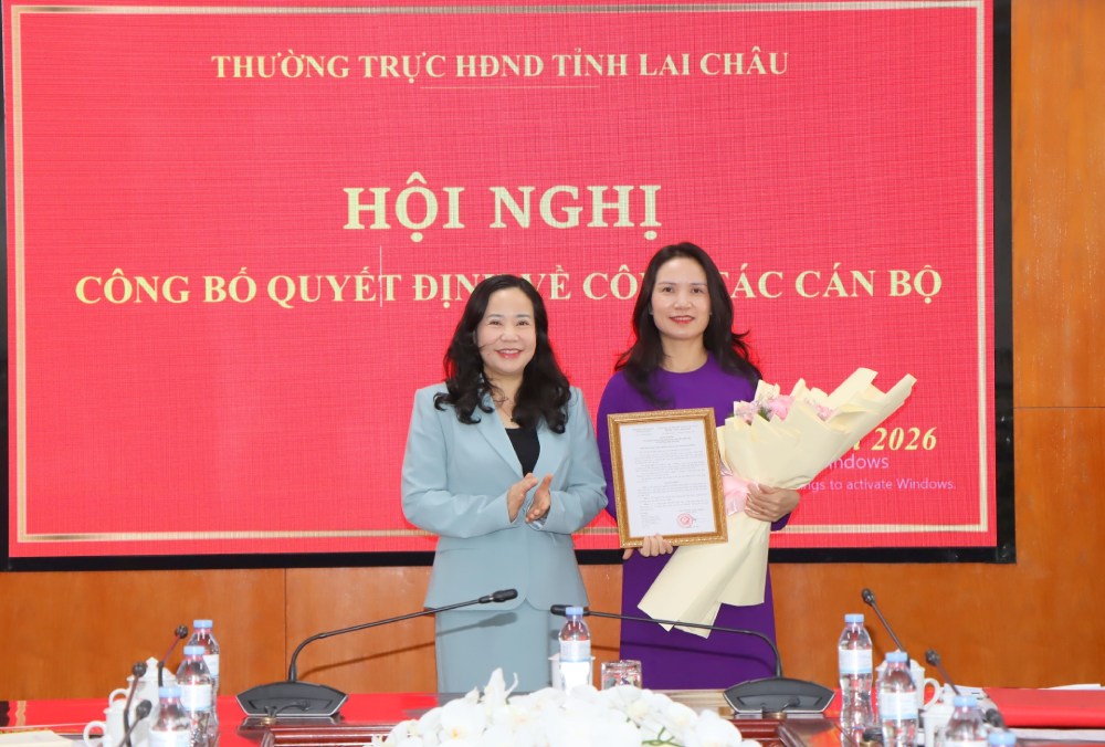 Dong chi Tan Thi Que - Uy vien Ban Thuong vu Tinh uy, Pho Chu tich Thuong truc HDND tinh trao quyet dinh va tang hoa chuc mung tan Chanh Van phong Doan DBQH va HDND tinh. Anh: Quynh Nga