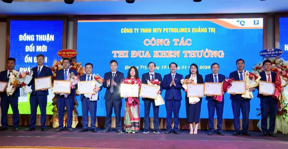 Petrolimex Quang Tri Co., Ltd. awards prizes to collectives that excellently complete their tasks. Photo: Quang Ngoc