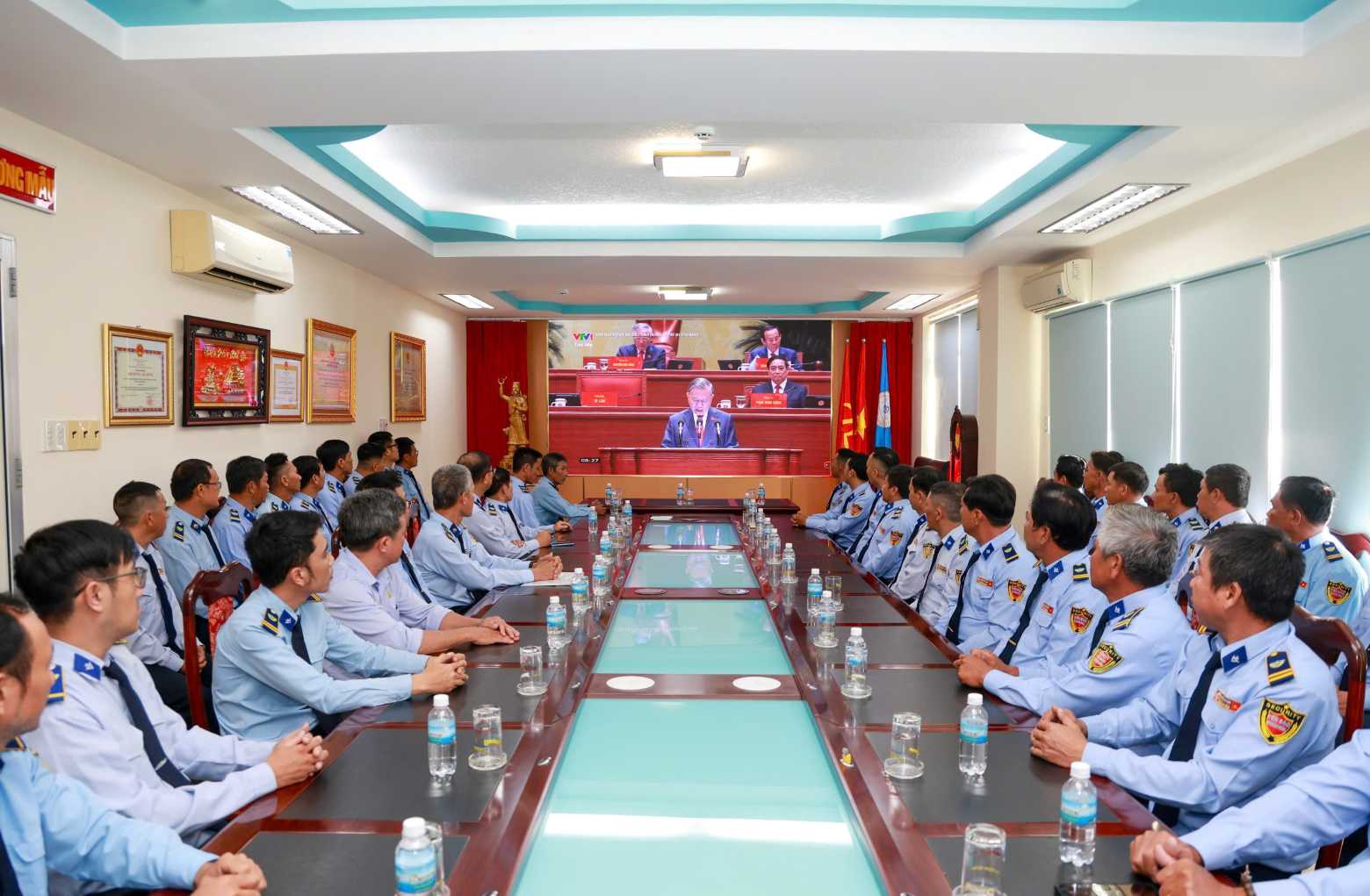 Workers of Khanh Hoa Salanganes Nest State Co., Ltd. watch the opening ceremony of the 14th National Party Congress. Photo: Phuong Linh