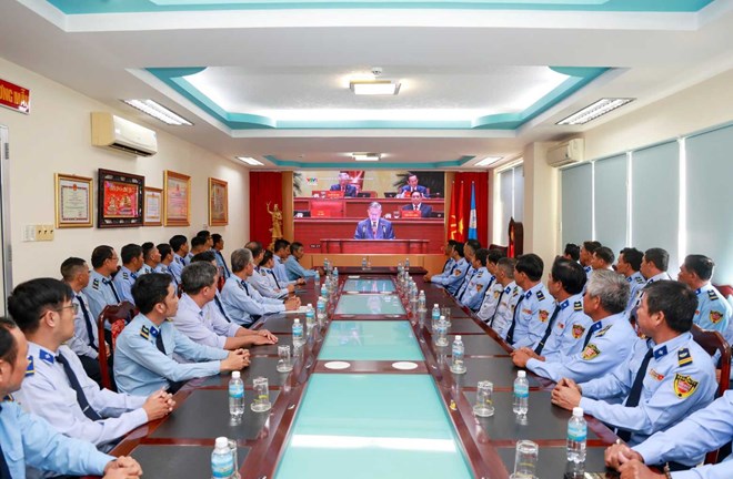 Công nhân lao động Khánh Hòa dõi theo lễ khai mạc Đại hội XIV của Đảng