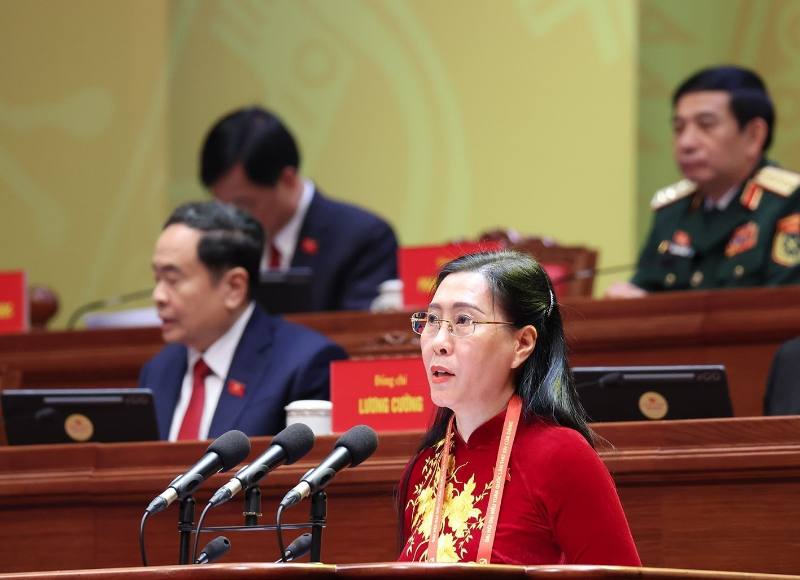 Ba Bui Thi Quynh Van - Uy vien Doan Thu ky Dai hoi doc thong bao ve thu, dien chuc mung cua cac chinh dang, to chuc va ban be quoc te gui Dai hoi. Anh: TTXVN 