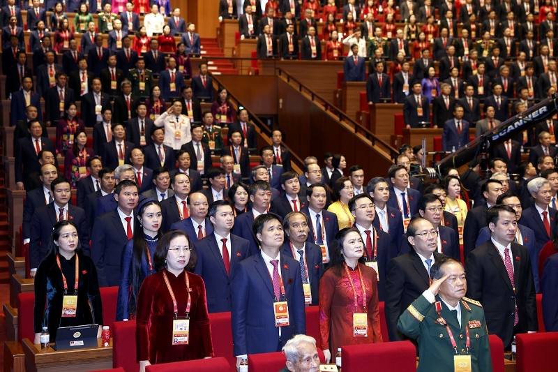 Cac dai bieu thuc hien nghi le chao co. Anh: TTXVN 