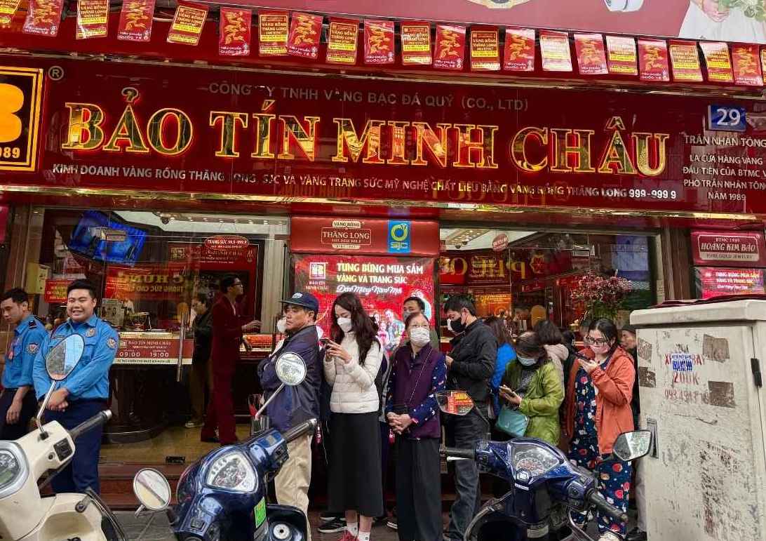 Cac tiem vang tap nap khach cho giao dich. Anh: Le Ha  