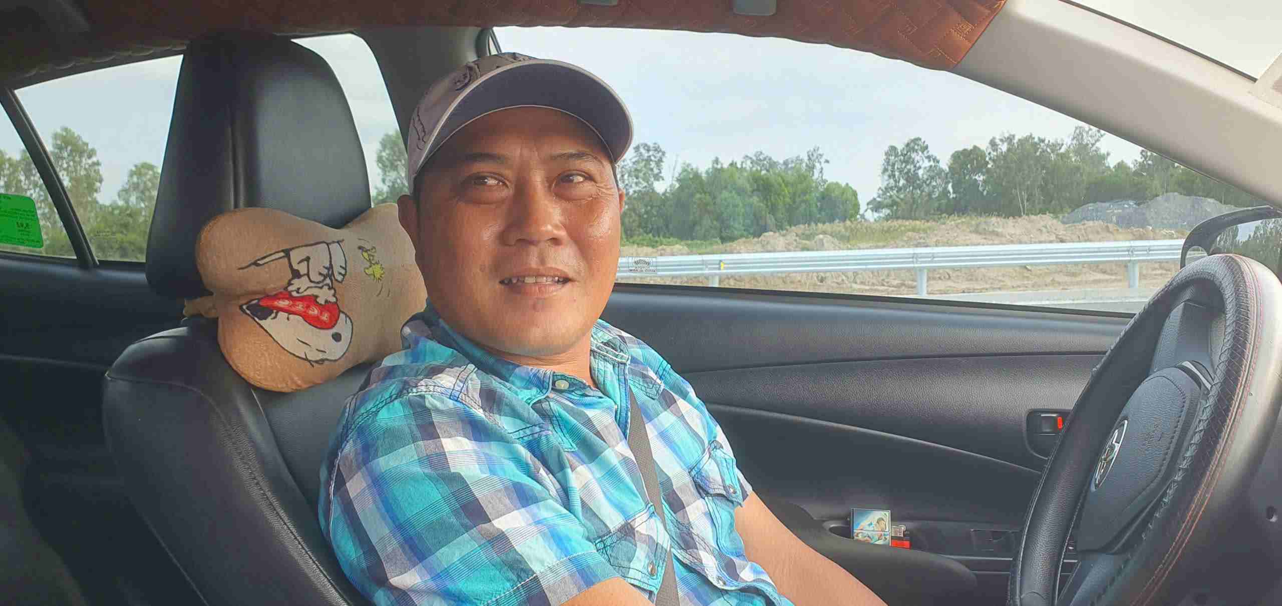 Anh Huynh Van Su vua trai nghiem cao toc Can Tho - Ca Mau cho biet con duong di qua dam tom, dong lua, cay an trai rat dep. Anh: Nhat Ho.