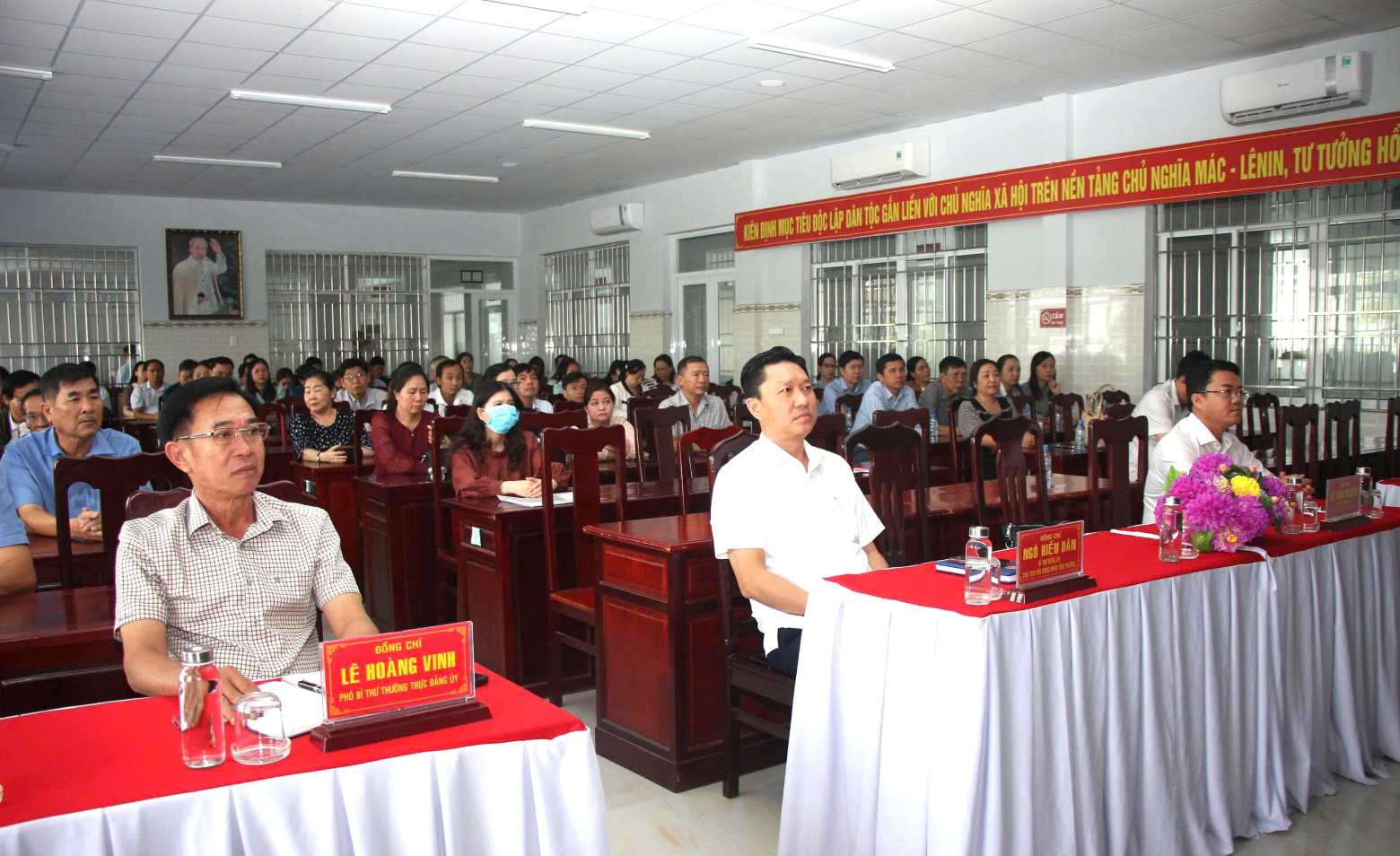 Can bo, nguoi dan xem tuyen hinh truc tiep khai mac Dai hoi XIV cua Dang. Anh: Nhat Ho.