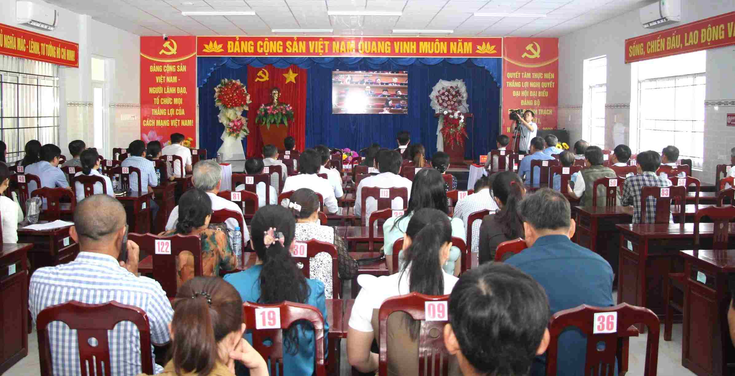 Cadres, party members, and people of Ca Mau watch live television to open the 14th Party Congress. Photo: Nhat Ho.
