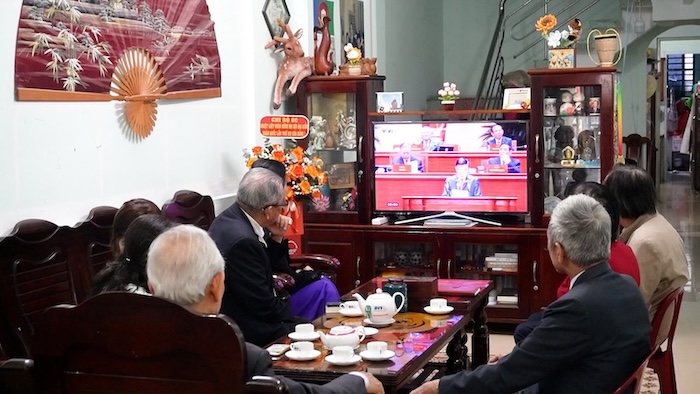 Da Nang people watch the opening ceremony of the 14th Congress. Photo: Tran Thi