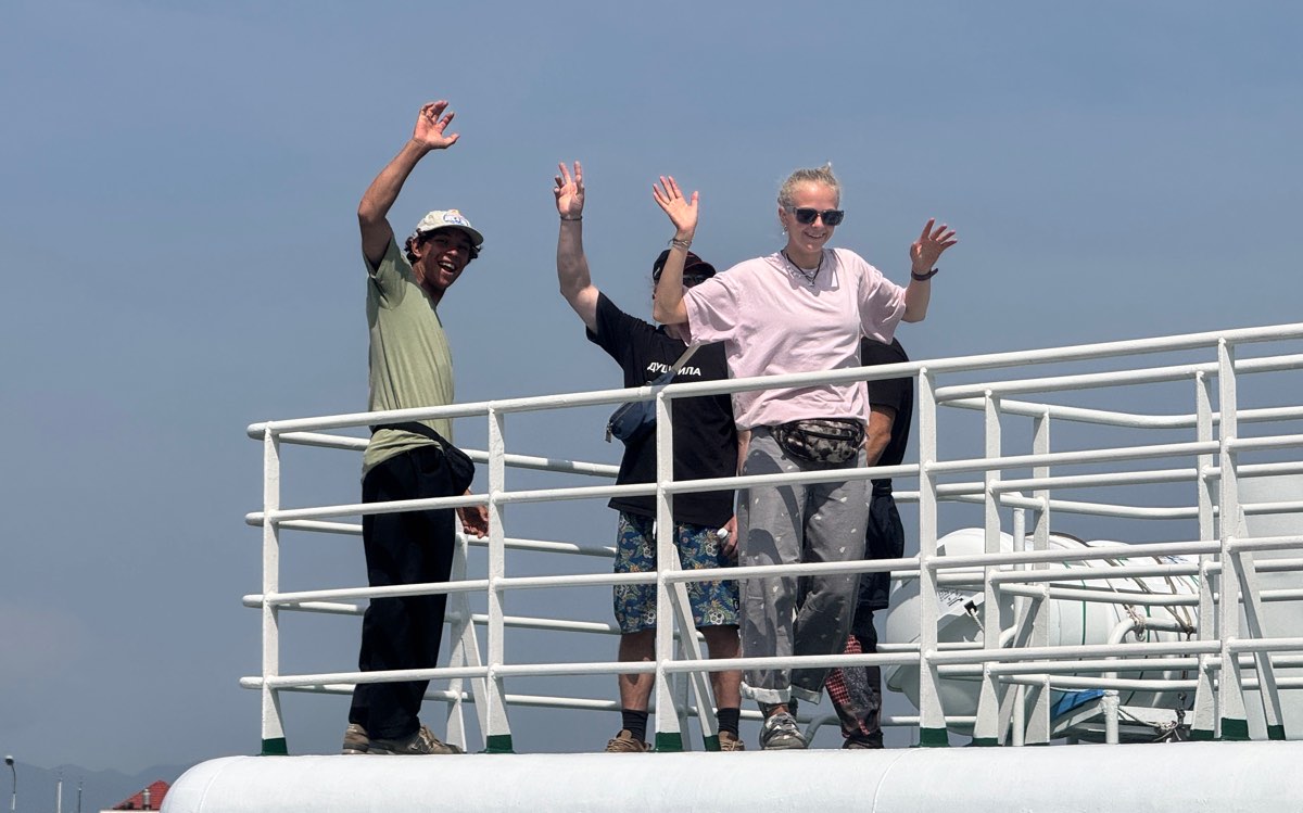 Du khach Tay di tau cao toc ra du lich dao Phu Quy. Anh: Duy Tuan 