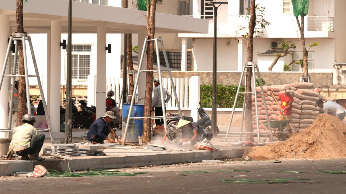 Cong nhan dang lap nhung vien gach cuoi cung hoan thien phan mo rong quang truong Tam Thang. Anh: Thanh An