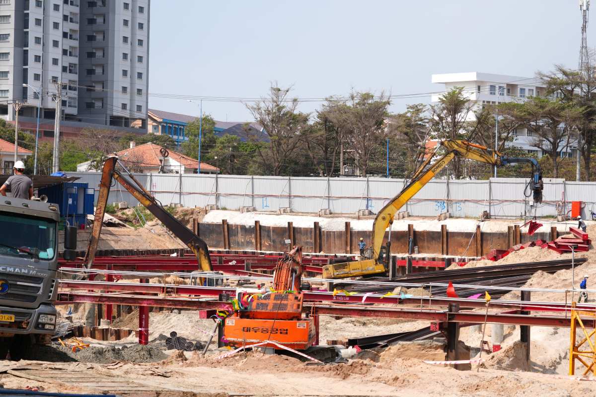 Hoi ha thi cong tai nhung du an du lich, nghi duong lon ven bien. Co du an thi cong xuyen suot ngay nghi, cuoi tuan de dam bao tien do. Anh: Thanh An