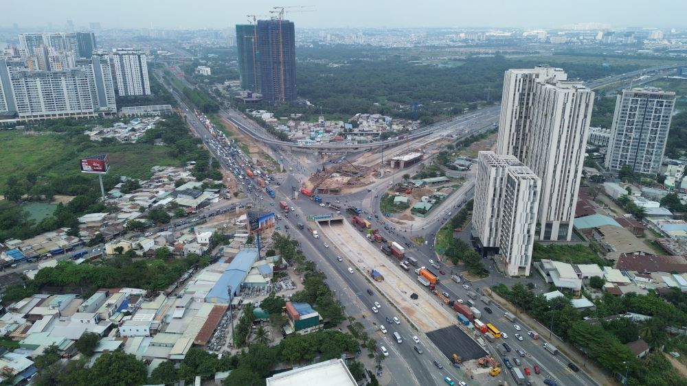 Toan canh cong truong nut giao An Phu nhon nhip thi cong nhung ngay can Tet Binh Ngo 2026. Ảnh: Anh Tu