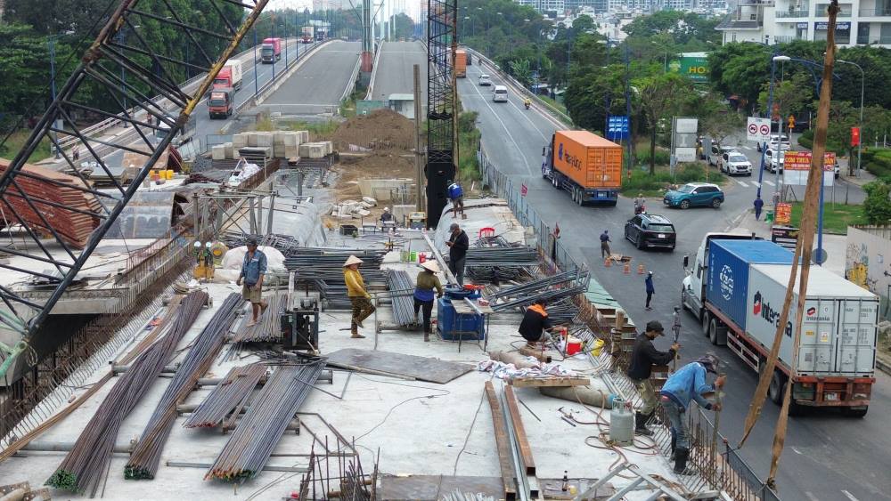   Song song voi ham chui, cac nhanh cau vuot cung dang duoc day nhanh tien do thi cong. Ảnh: Anh Tu