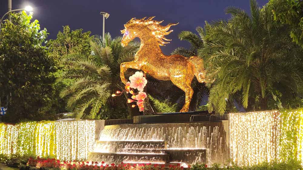 Chu ngua vang cao 5m lung linh duoi anh den. Anh: Dinh Van Tam