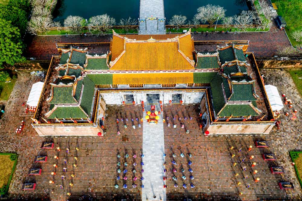 Hue Ancient Capital Relic Preservation Center recreates Ban Soc - New Year calendar distribution ceremony of the Nguyen Dynasty. Photo: Le Hoang