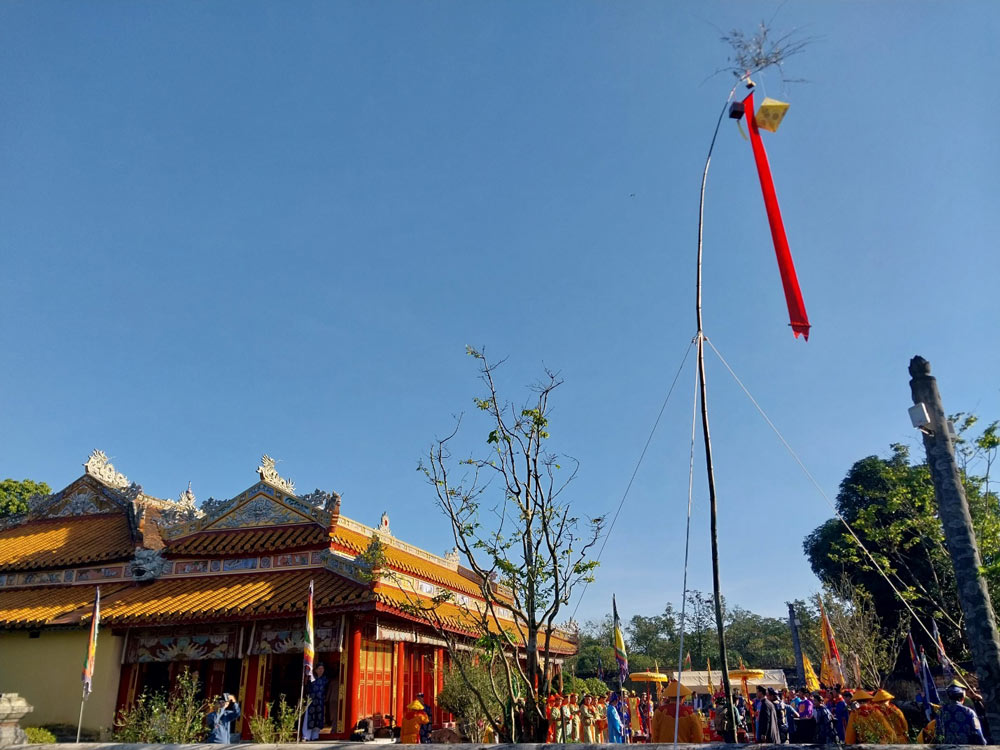 Hue Relic Preservation Center recreates the Tet Neu tree erection ceremony in Hue Citadel. Photo: Hai Van.