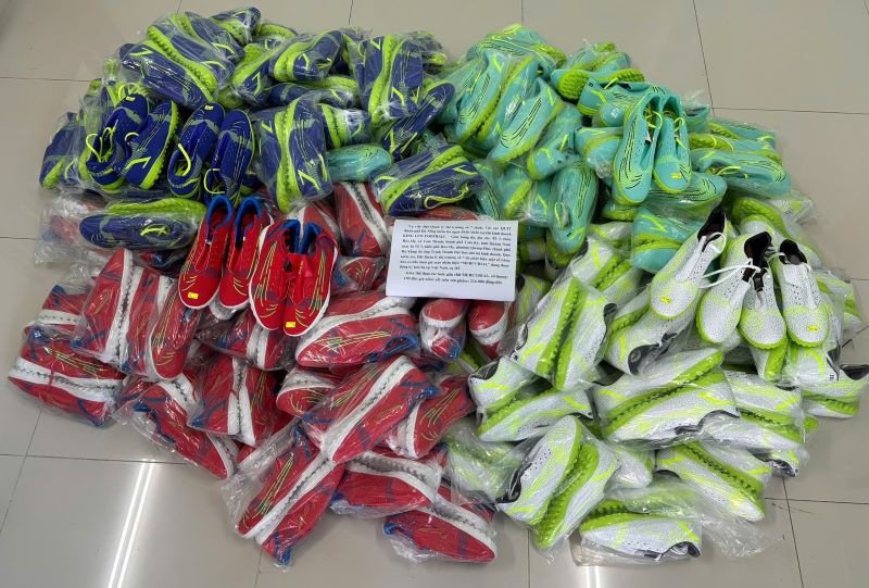 Cac san pham gan nhan hieu NIKE, HERMES, co dau hieu gia mao. Anh: QLTT