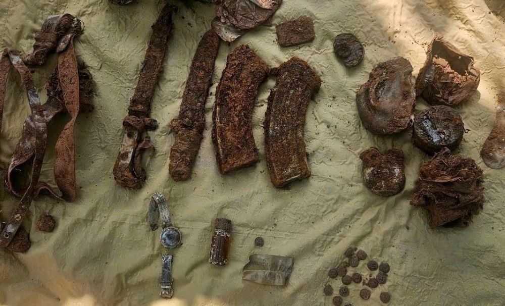 Nhieu di vat duoc tim thay cung hai cot liet si. Anh: Doi quy tap hai cot liet si 584