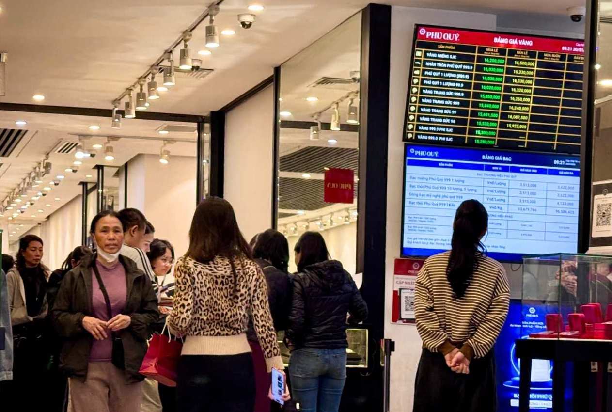 Tai mot so cua hang kinh doanh bac o Ha Noi, nguoi dan tap nap cho giao dich. Anh: Phuong Anh 