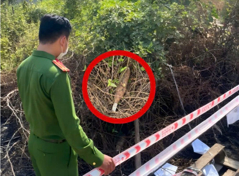 Nhon My Commune Police quickly coordinated with the Commune Military Command to organize forces to the scene, proceed to zone and protect the area. Photo: Police provided