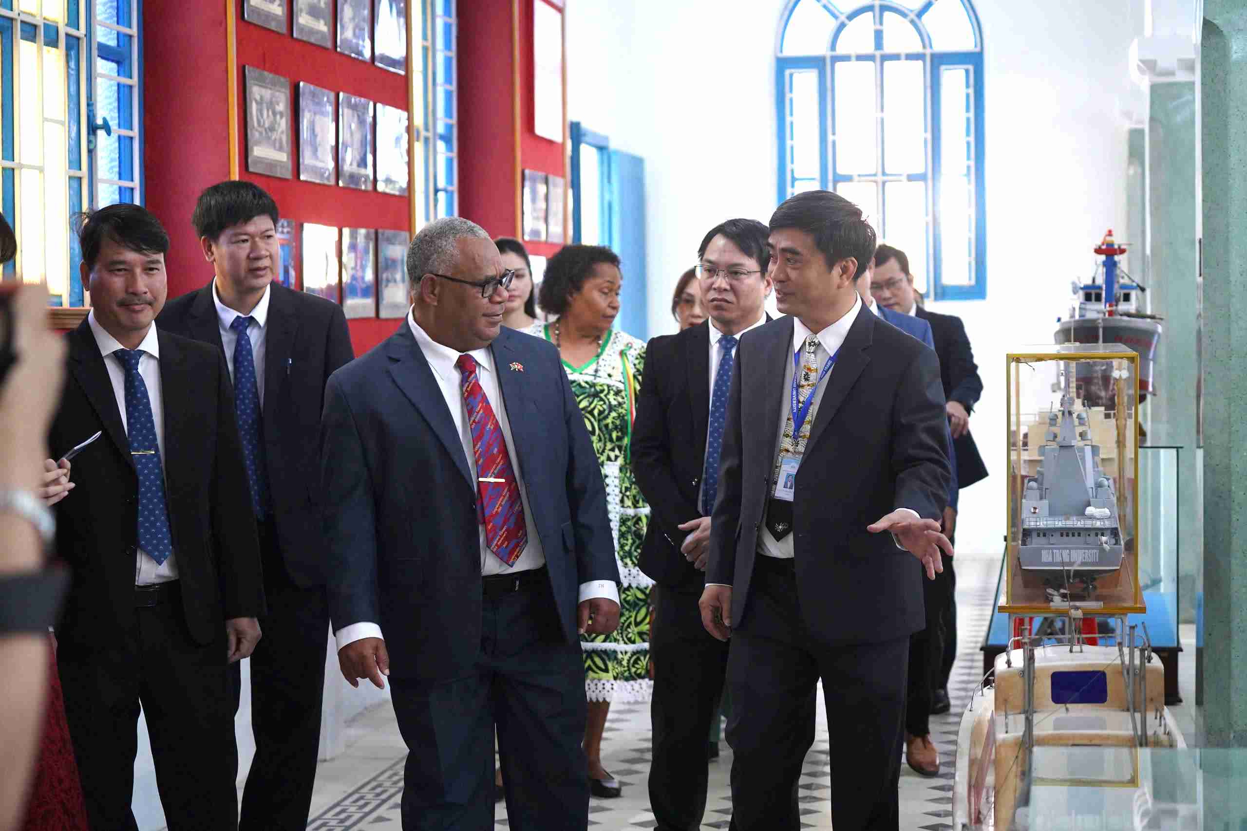 Thu tuong Cong hoa Vanuatu Nauka Jotham Napat tham va lam viec va chup anh luu niem tai Truong Dai hoc Nha Trang. Anh: Huu Long